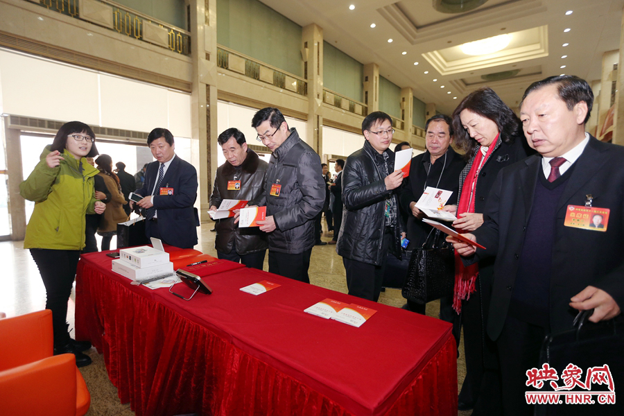 向代表、委員講解大象融媒旗下出品的新聞產(chǎn)品。