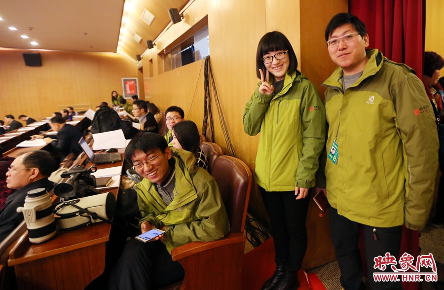 與同事一起的樂天。