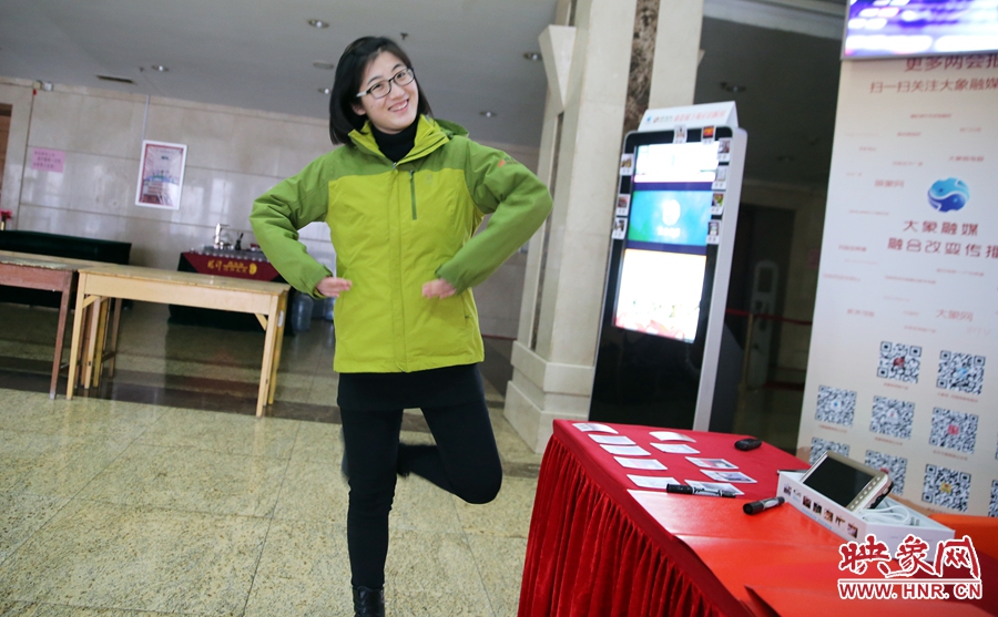 工作間隙，樂天跳起了“南式芭蕾”。