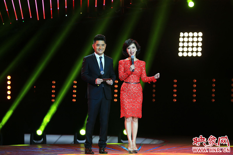 《梨園春》主持人關(guān)楓、龐曉戈