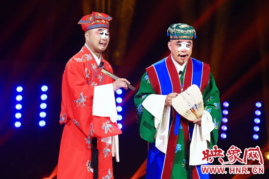 田相偉（右）表演喜劇《吹?！沸Ψ珗? width=