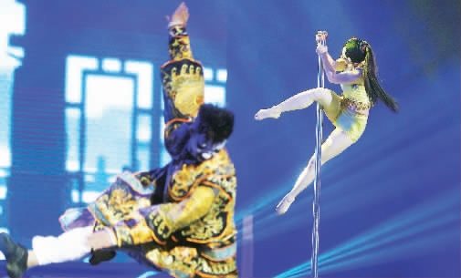 “鋼管舞娘”周文將鋼管舞和民族文化融合在一起，創(chuàng)意了一段《霸王別姬》的鋼管舞表演