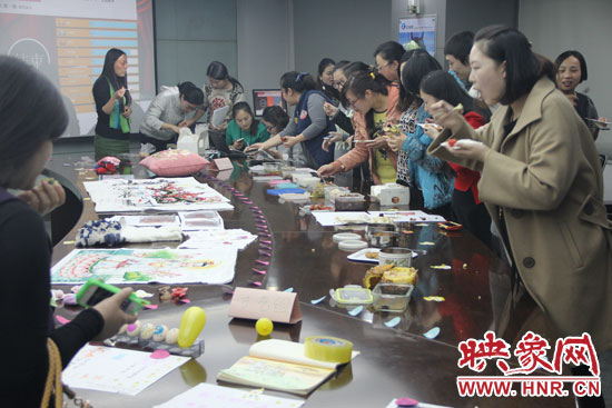 比賽現(xiàn)場熱鬧非凡，各位女神競相展示自己的作品