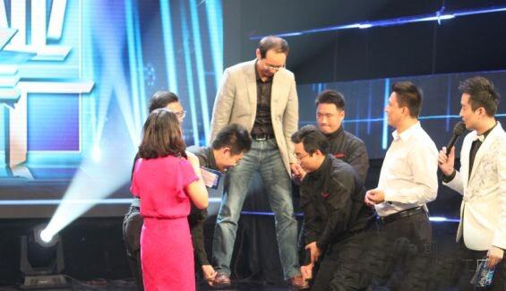 創(chuàng)業(yè)導師李明與創(chuàng)業(yè)者在舞臺上親密互動