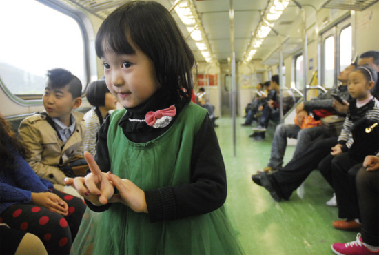 開往花蓮火車上，“戲曲小精靈”張楚怡練嗓