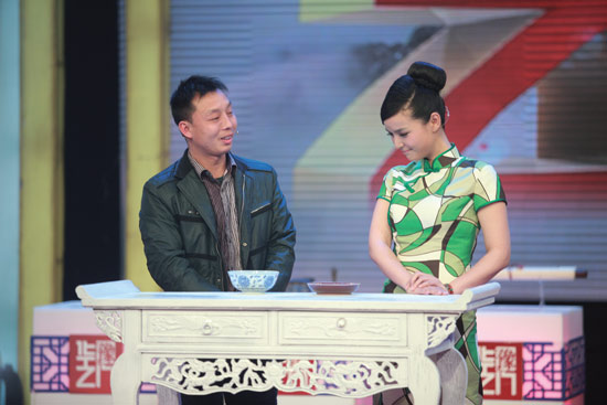 持寶人陳文華對(duì)他帶來(lái)的“官窯碗”和“祭紅盤”信心十足