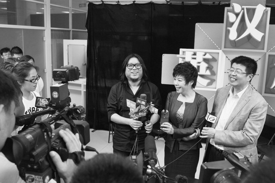 節(jié)目嘉賓高曉松、于丹、張頤武接受采訪