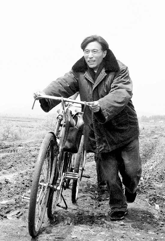 怕乘汽車(chē)跑太快聽(tīng)不見(jiàn)群眾說(shuō)話(huà)，焦裕祿下基層總是靠自行車(chē) 《焦裕祿》劇照