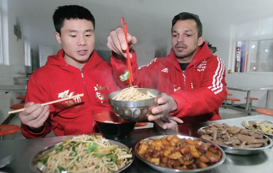 　約瑟夫一再表示食堂大師傅飯菜做得很好，他的筷子已經(jīng)用得很熟練了