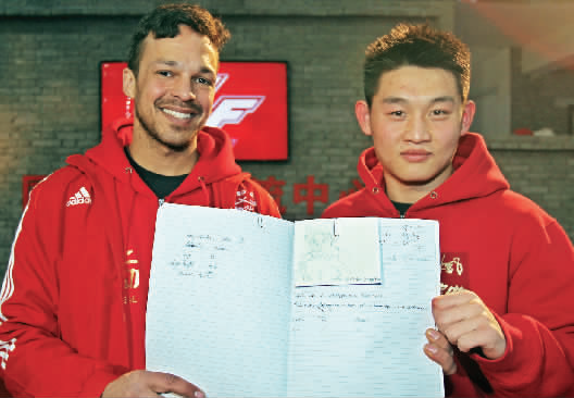 　　約瑟夫手繪了每個(gè)選手的肖像，認(rèn)認(rèn)真真地用字母拼寫出選手的中文名字附注?！翱?，這個(gè)是鄭召玉喲”