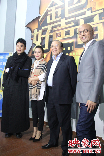 林依輪、李玲玉、楊洪基三位評委導(dǎo)師以及主持人孫國慶接受媒體采訪