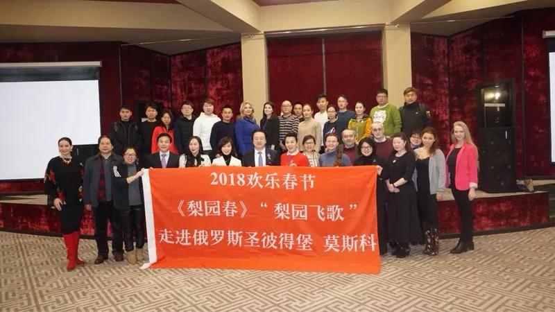 《梨園春》與俄羅斯文化學者開展座談會，共同交流中俄藝術文化的發(fā)展并互贈禮物