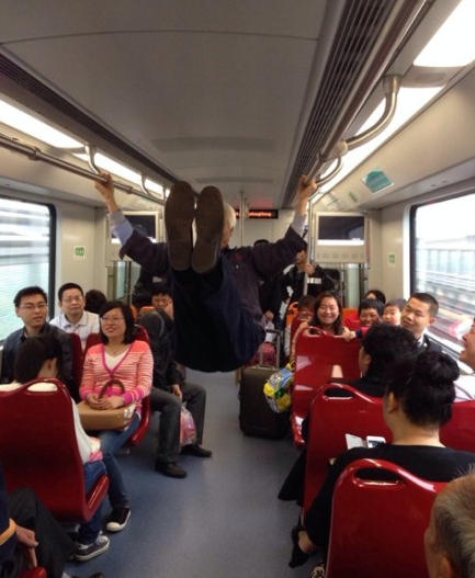 七旬老翁地鐵車(chē)廂練“雙杠” 七旬老翁地鐵車(chē)廂練“雙杠”