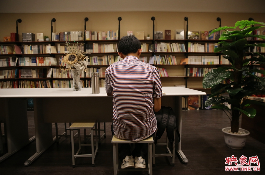 5月23日晚，鄭州一家24小時（周五、周六）書店營業(yè)。慕名而來的客人在看書。