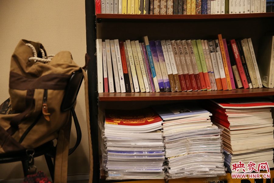 放下背包，捧起一本喜愛的書，生活的另一種方式。