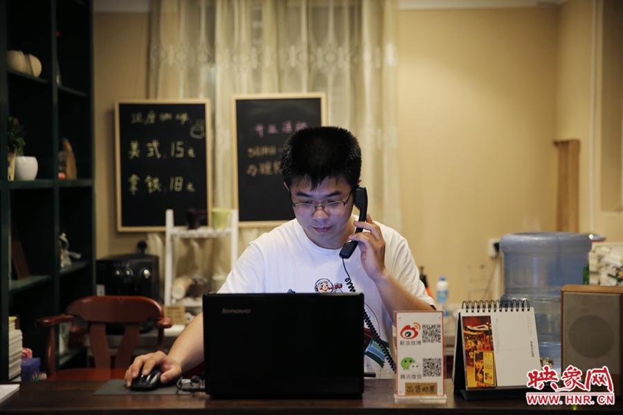 店長小博，由于書店搬遷至此，經(jīng)常接詢問地址的電話。