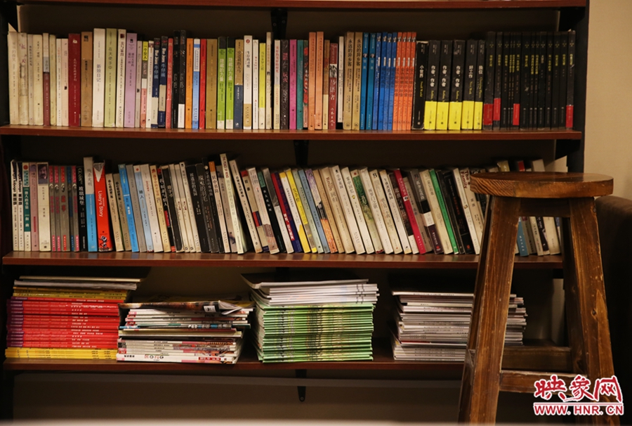 書店內(nèi)設(shè)置的高腳凳子。