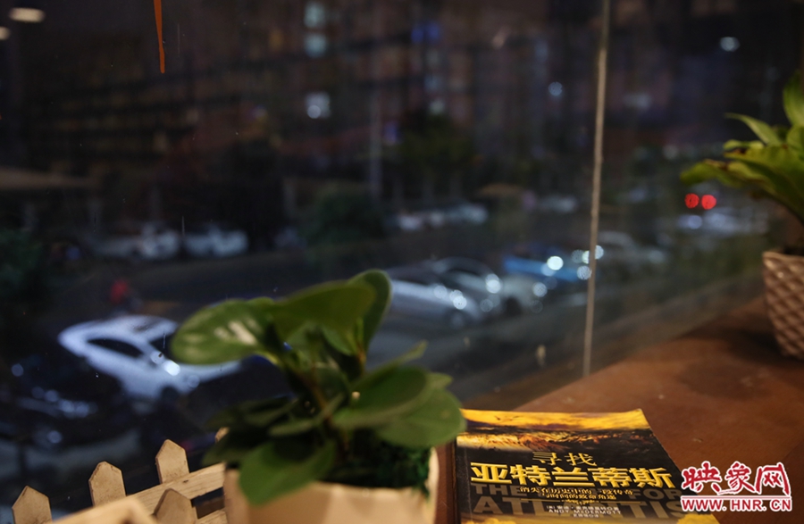 一扇窗，將喧鬧與寧靜分割。