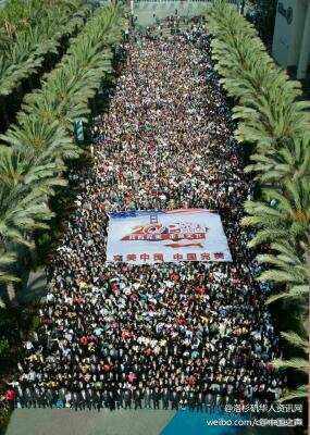 中國(guó)7000人旅行團(tuán)在美唱國(guó)歌 人均消費(fèi)1萬美元