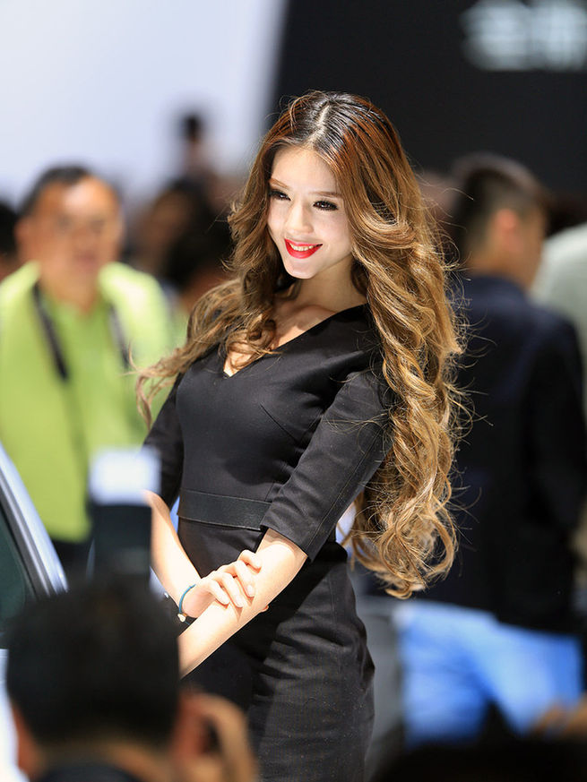 2014成都車展最美車模出爐 酥胸、長腿、美背