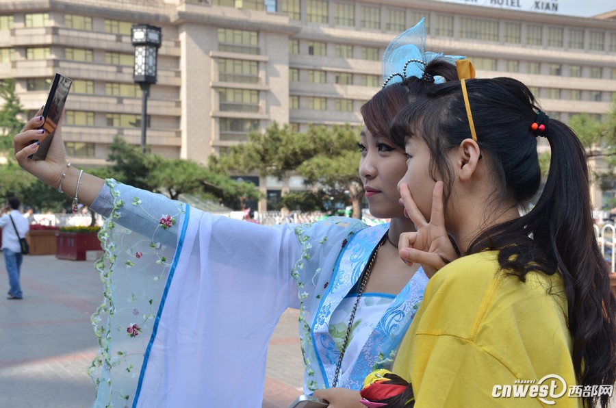 西安街頭現(xiàn)嫦娥版“小蘋(píng)果”引圍觀(guān)