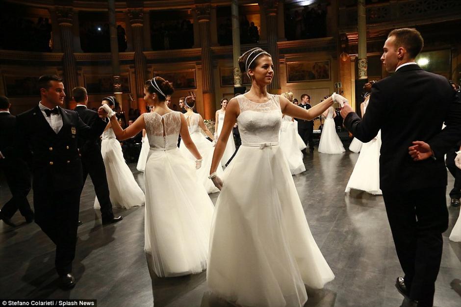 實拍維也納少女社交舞會