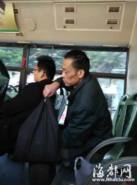 實(shí)拍小偷公交盜竊 乘客渾然不知. 實(shí)拍小偷公交盜竊 乘客渾然不知.