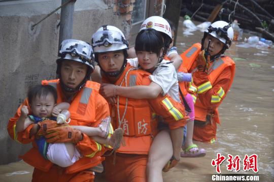 圖為漳平消防大隊(duì)涉水轉(zhuǎn)移被困群眾。