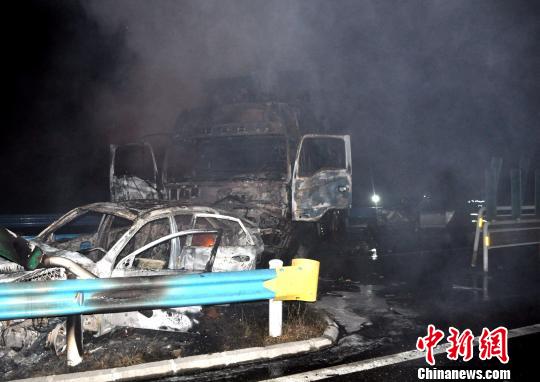 10月2日0時許，杭瑞高速貴州江口縣往銅仁市方向，距王家溝隧道出口200米處，發(fā)生一起三車追尾交通事