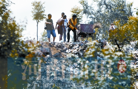 有人正在傾倒建筑垃圾，不遠處就是村民的水井