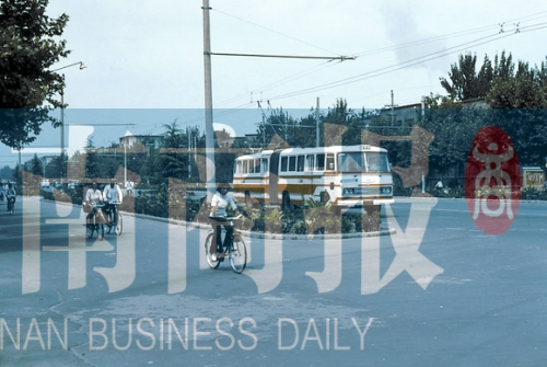 1983年的建設(shè)路，已經(jīng)有了電車