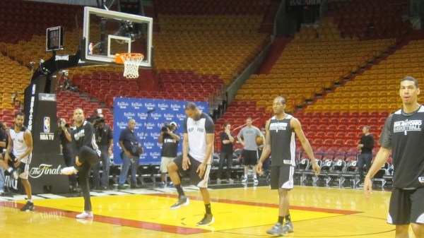 馬刺備戰(zhàn)對(duì)陣熱火的第一場總決賽比賽之前，麥蒂亮相訓(xùn)練場，受到媒體狂熱追捧，在馬刺球員中風(fēng)頭最勁，他也