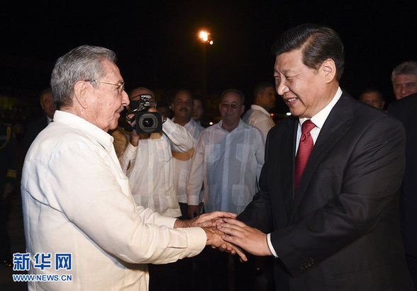 這是古巴國務(wù)委員會主席兼部長會議主席勞爾·卡斯特羅到機(jī)場為習(xí)近平送行。