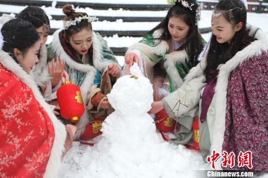 古裝美女雪中斗艷穿越古今玩“打雪仗、堆雪人”